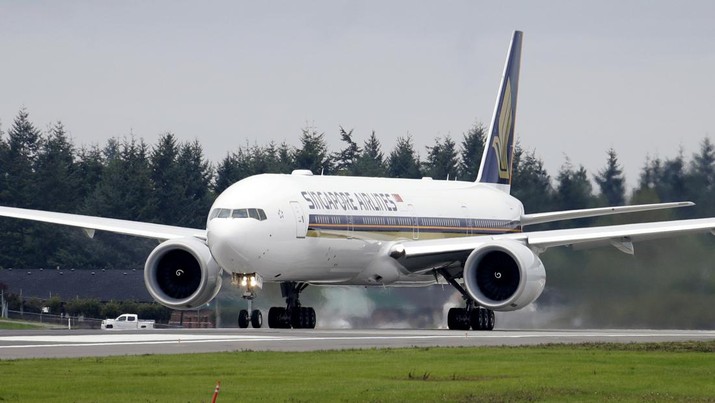 Pesawat Singapore Airlines Mengeluarkan Asap Saat Mendarat!